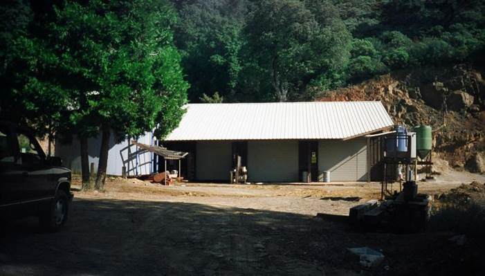 A house with a metal roof

Description automatically generated