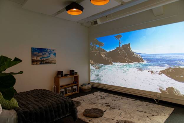 A room with a large projector screen

Description automatically generated