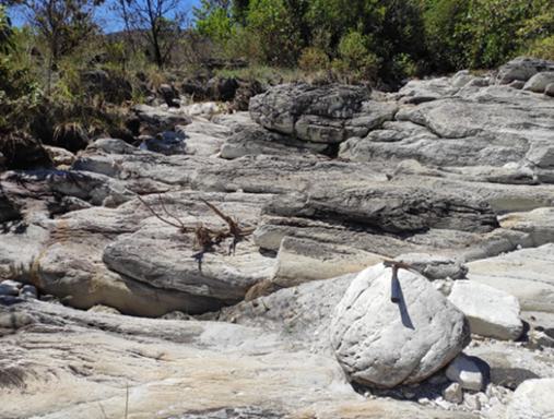 A rocky area with rocks and trees

Description automatically generated